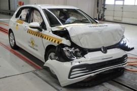 Volkswagen Golfu 8 se pri sudaru otvaraju zadnja vrata