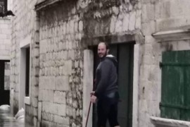 Dosjetljivi Dalmatinac pokazao kako se snalazi u poplavi
