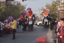 Na Tajlandu djeci božićne poklone dijele slonovi