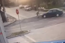 Šokantan snimak iz Bileće: Pješak prelazio ulicu, "pokupio" ga pasat