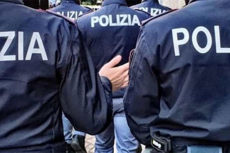 Srbin pravio haos u vozu, naoružan tukao policajce i psovao