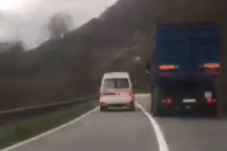 Pogledajte kako hitna bez rotacije pretiče kamion preko pune linije