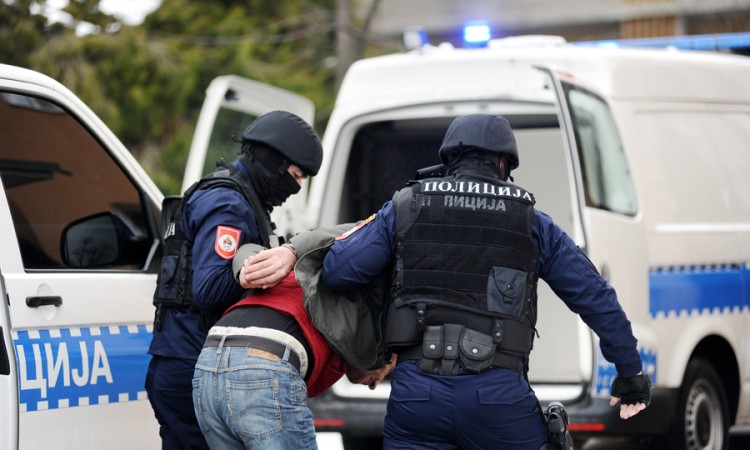 Među uhapšenima u Banjaluci i mladić koji je palio spomenik