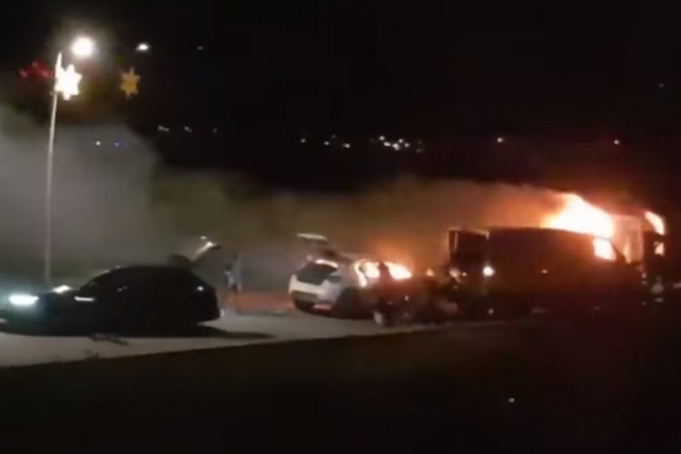 Opljačkali i zapalili poštanski kombi, objavljen snimak