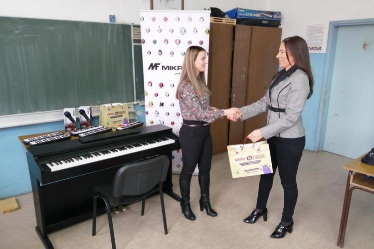 Donacija „Mikrofina“: Nova lektira za najveću školu u Zvorniku