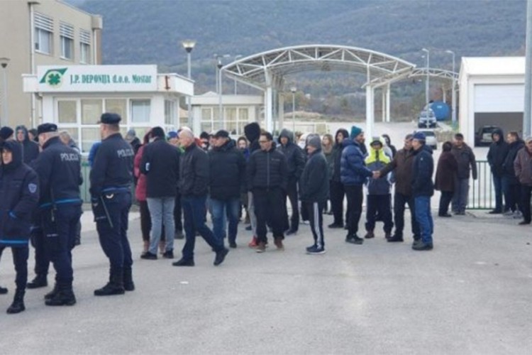 Mještani tijelima blokirali ulaz na deponiju, policija traži deblokadu