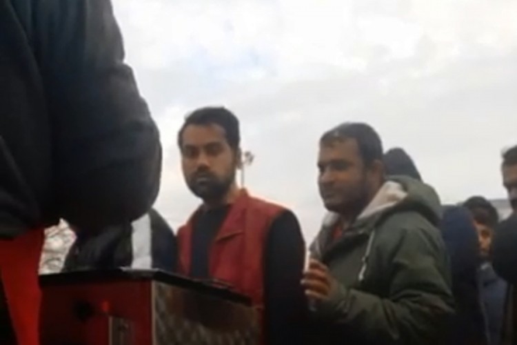 Mesar iz Brčkog organizovao roštilj za migrante