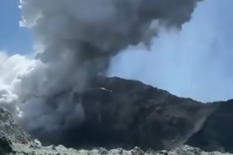 Erupcija vulkana na Novom Zelandu, jedna osoba poginula
