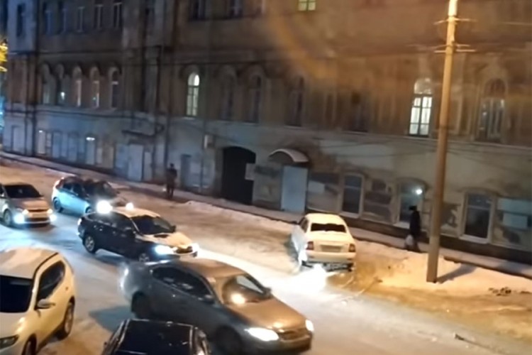 Auto poludio i krenuo sam da se vozi po ulici