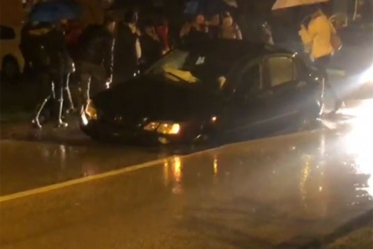 Rupa progutala auto, vozača odvela Hitna pomoć