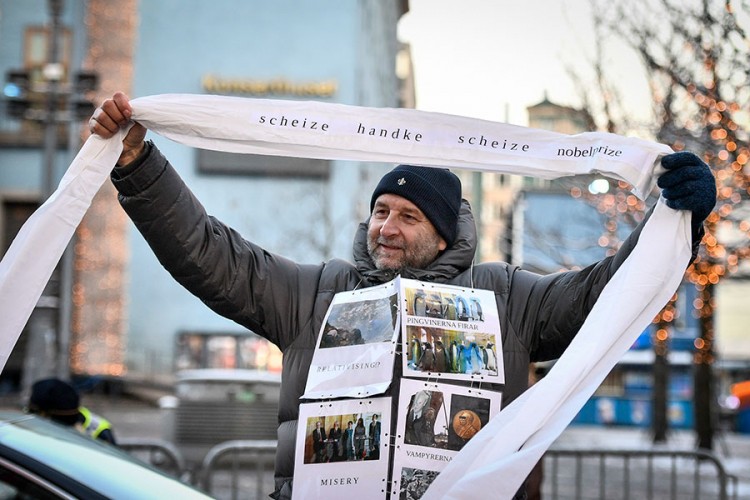 Protesti u Stokholmu zbog dodjele Nobela Peteru Handkeu