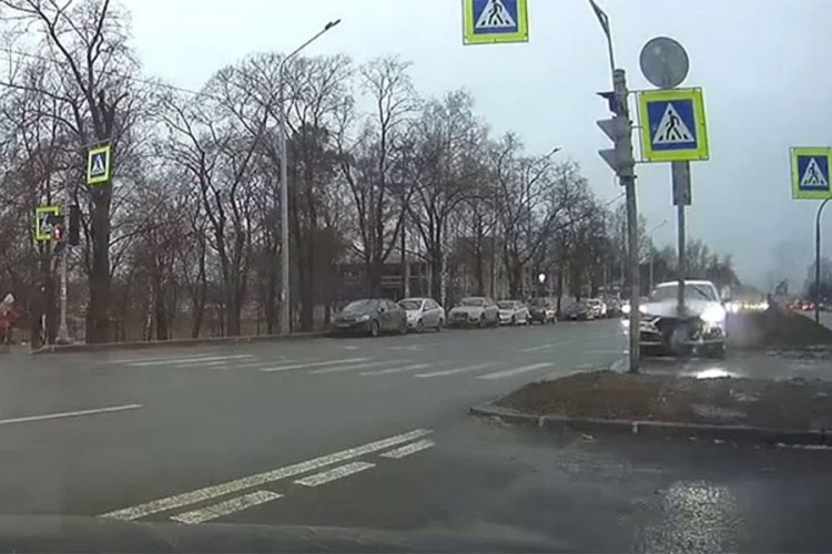 Kupac testirao skupocjeni Audi i pokosio 15 automobila