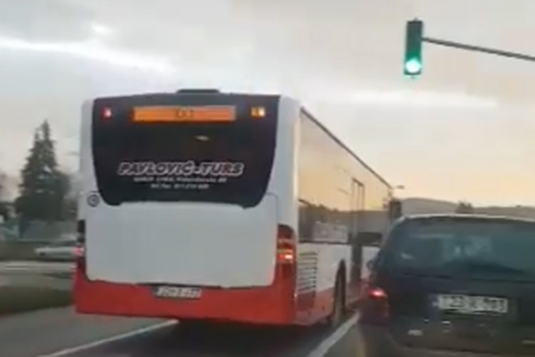 Pogledajte kako vozač autobusa u Banjaluci pravi prekršaj
