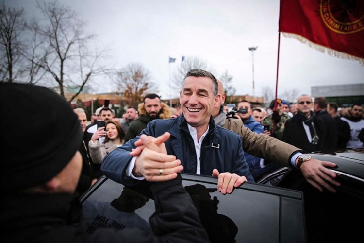 Veselji se vratio iz Haga, dočekale ga pristalice