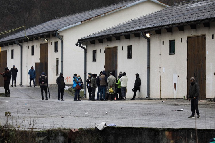 U kasarnu u Blažuju smješteno 330 migranata iz Vučjaka