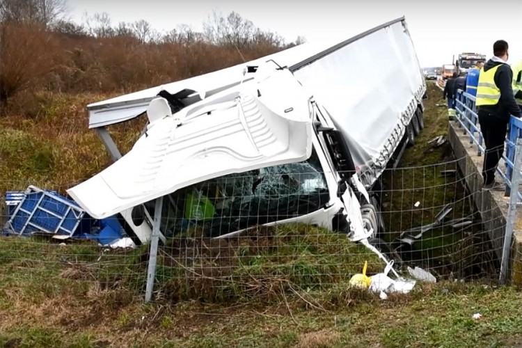 Kamion iz BiH sletio sa autoputa u Hrvatskoj, povrijeđen vozač