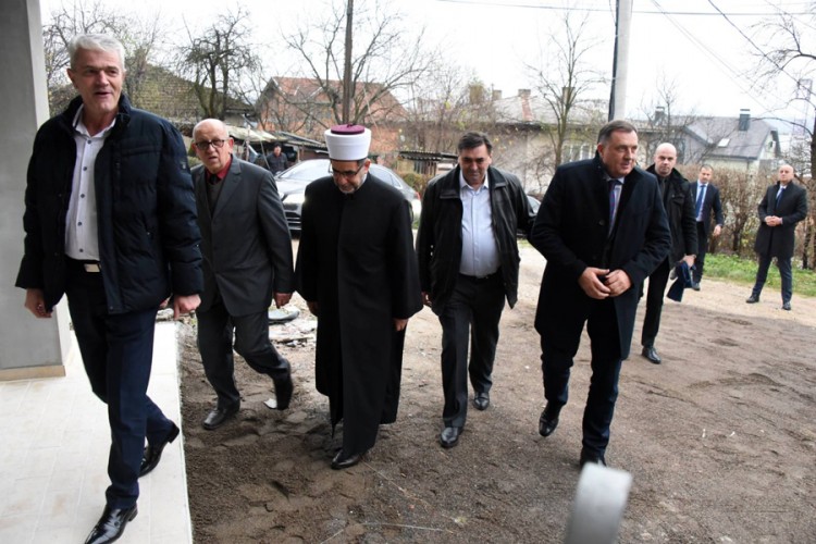 Dodik donirao 100.000 KM za izgradnju Islamskog centra u Doboju
