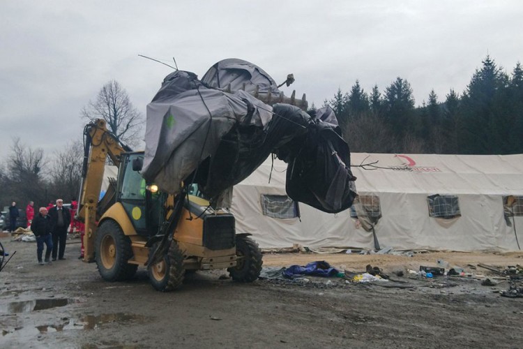 Bageri ruše Vučjak, migranti u Blažuju i Ušivku igraju kriket