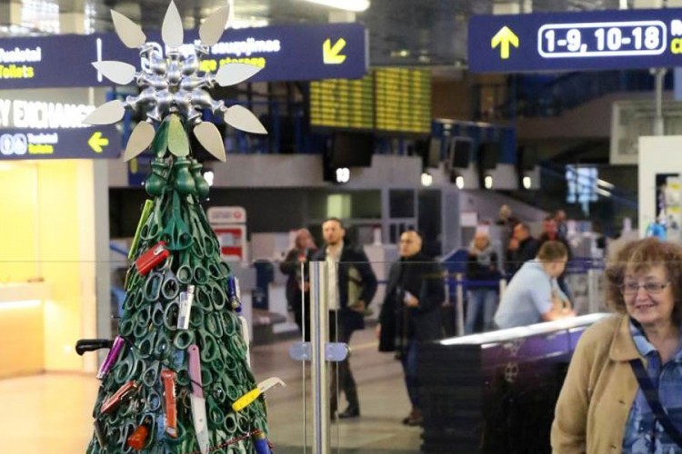 Jelka na aerodromu okićena zaplijenjenim predmetima