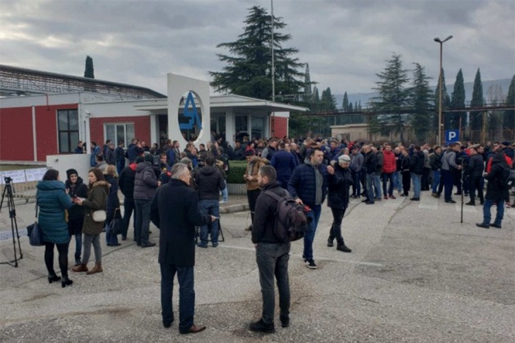 Radnici ispred Aluminija čekaju odluku o ponudi Abraham grupe