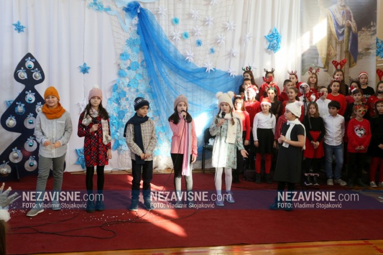 Pjesmom i veseljem uljepšali praznike