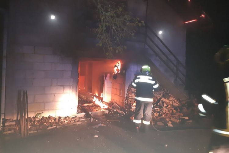 Gorio pomoćni objekat u banjalučkom naselju Dragočaj