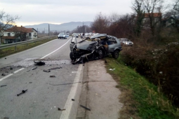Vozač golfa poginuo u sudaru s kamionom
