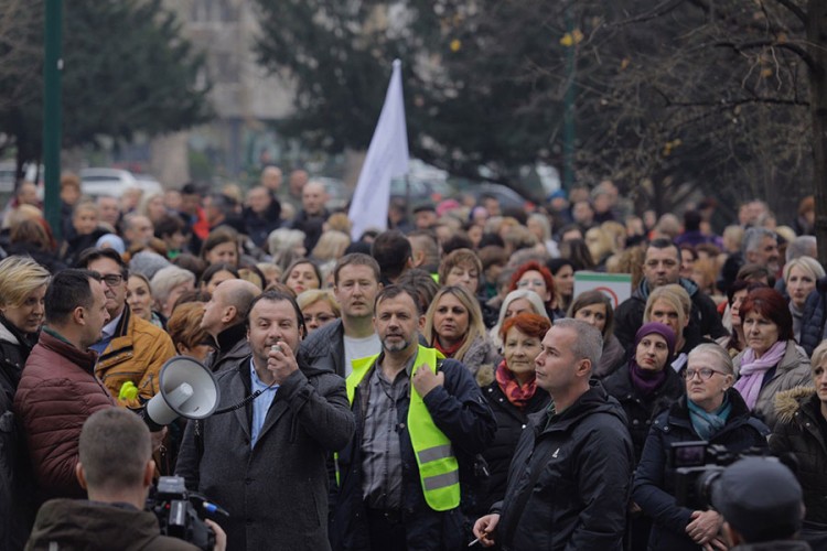 Protest sindikata radnika u zdravstvu sarajevskog Kantona