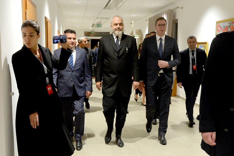 Vučić stigao u Tiranu, slijedi sastanak sa Ramom i Zaevim