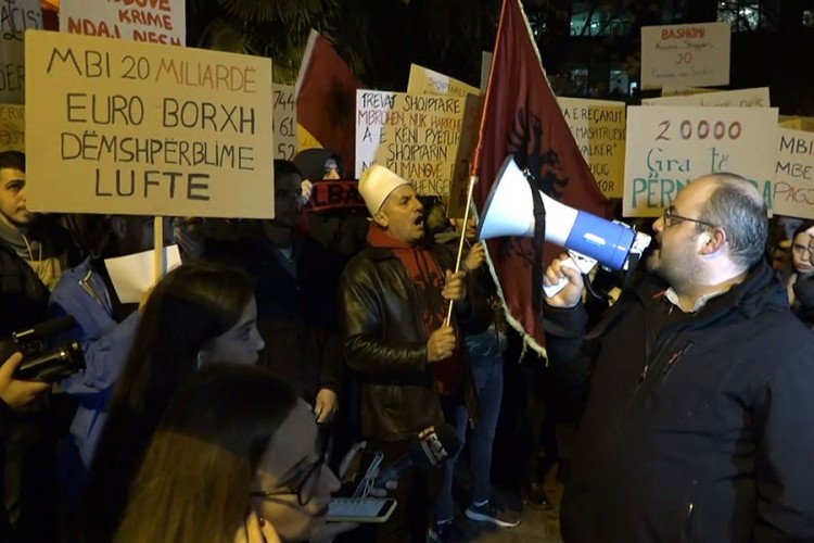 Kordon policije u centru Tirane, protest protiv "malog Šengena"