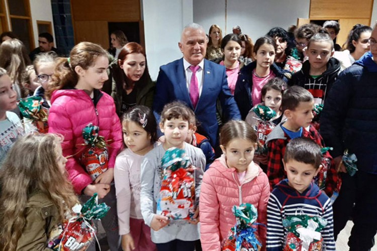 Paketići za 150 djece iz Gline