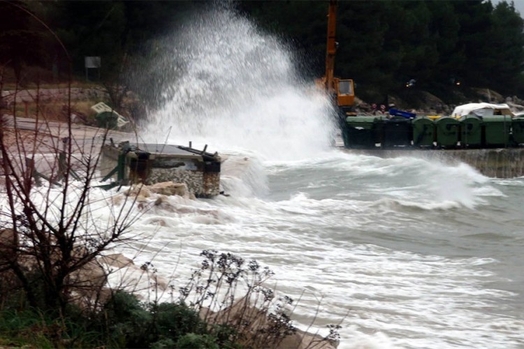 Poplavljeni Omiš i rive u Dalmaciji i Istri, u Zadru pijavica