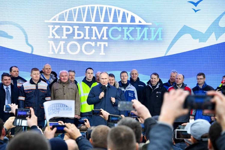 Putin: Preko Krimskog mosta će preći 14 miliona ljudi u 2020.