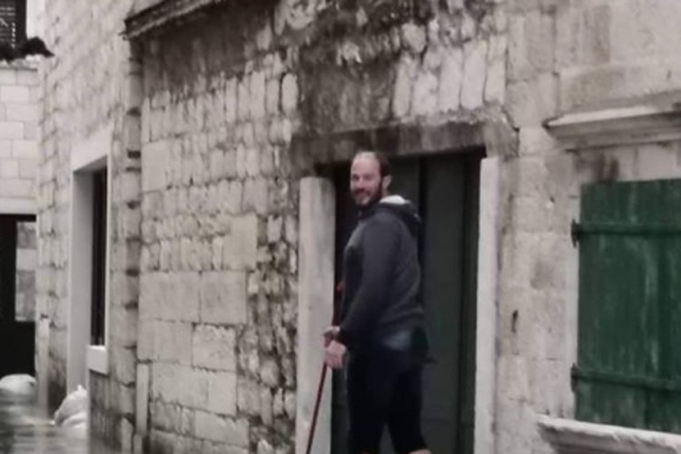 Dosjetljivi Dalmatinac pokazao kako se snalazi u poplavi