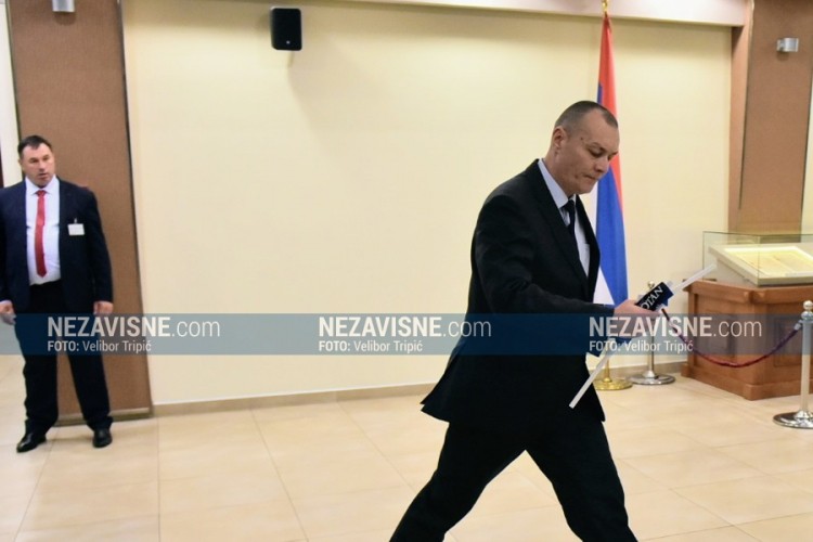 Poslanici opozicije u Skupštinu unijeli NATO zastavice
