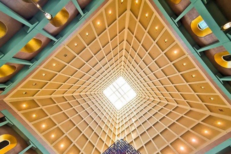 Metalno božićno drvce s LED lampicama hit u Singapuru