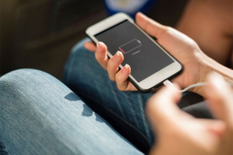 Ovo je ispravan način punjenja baterije na telefonu