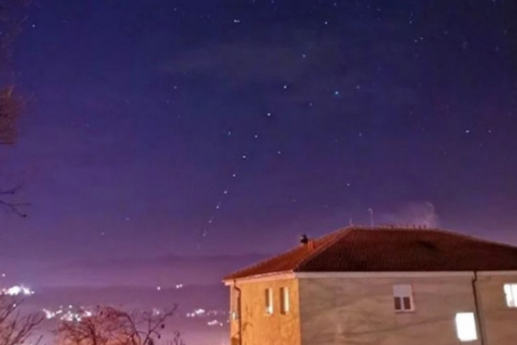 Iznad Hrvatske snimljena neobična svjetla u pravilnoj formaciji