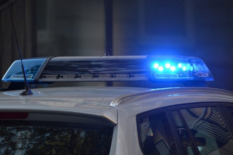 Izbo djevojku nasred ulice u Novom Sadu