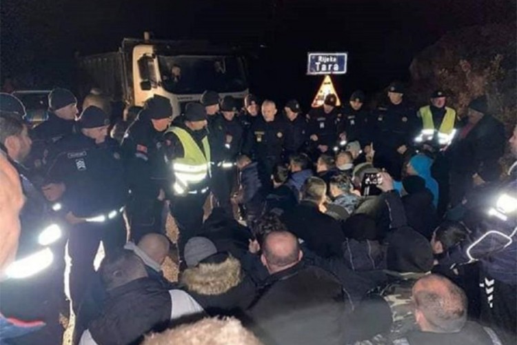 Blokade puteva širom Crne Gore: Narod pjeva "Oj, Kosovo, Kosovo"