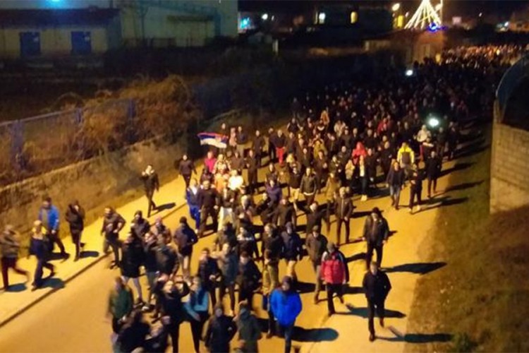U Nikšiću probijena policijska blokada: "Milo, lopove, ne damo ti svetinje"