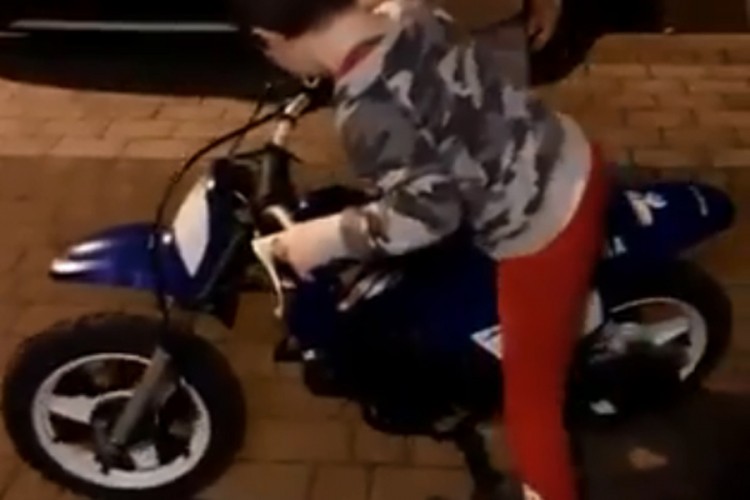 Mališan dobio dječji motor pa se zabio u prvi stub