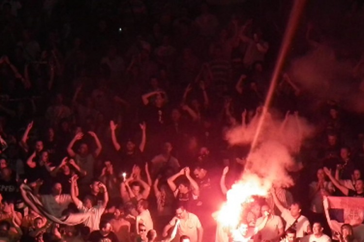 "Šiptare Milo, prokleto ti bilo": Grobari na protestu protiv spornog Zakona