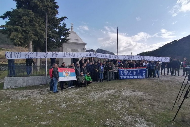 Trebinjci na granici sa Crnom Gorom organizovali mirni protest