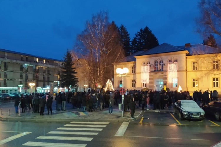 Građani Berana blokirali put, policija razbila blokadu