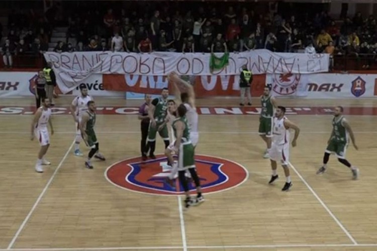 Navijači razvili transparent "Branićemo Crnu Goru od dušmana"