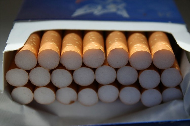 Švercovane cigarete izbacivali iz kombija