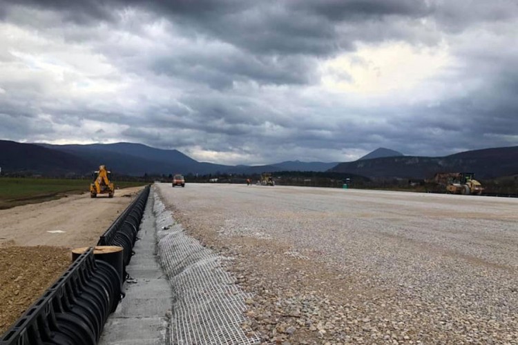 Pri kraju izgradnja testne piste na budućem aerodromu u Bihaću