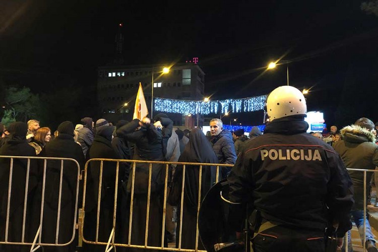 Ne jenjavaju protesti širom Crne Gore, u Podgorici policija bacila suzavac