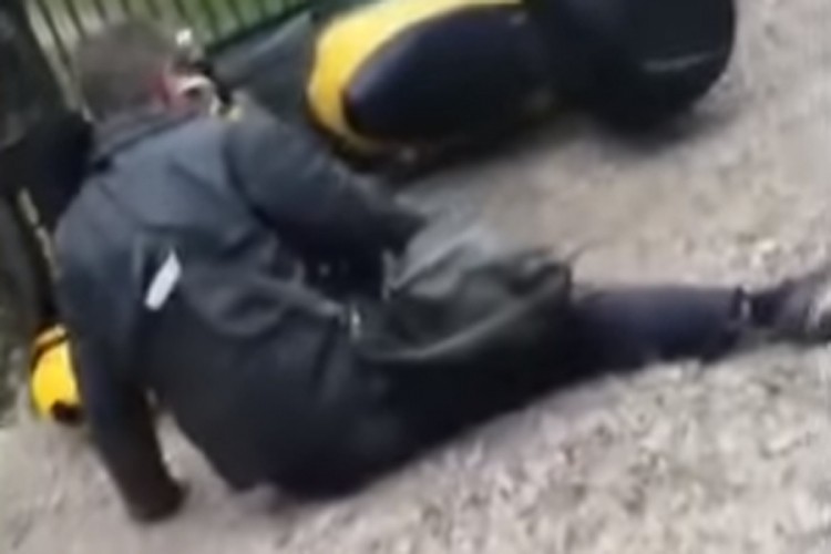 Poštar se pijan valjao po putu, zapalio mu se motor, prolaznici snimali
